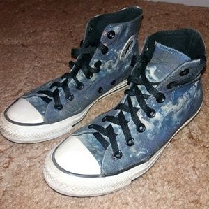 Beautiful Converse high-top night sky print shoes.